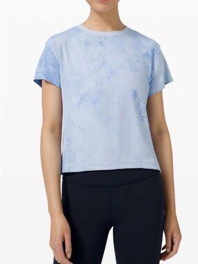 Lululemon Train To Be Short Sleeve blue linen/chalk wash water drop PTP ~18”